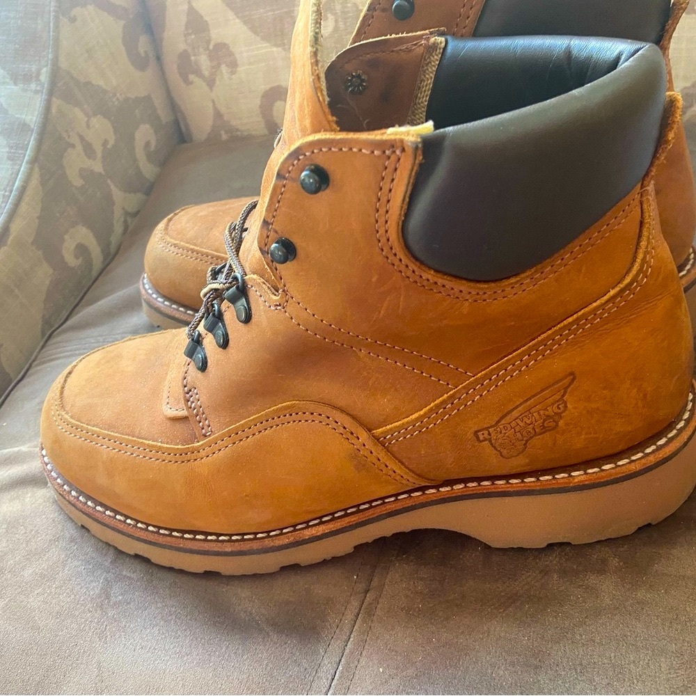 REDWING Men’s boots NEW perfect condition. Distressed Carmel color!